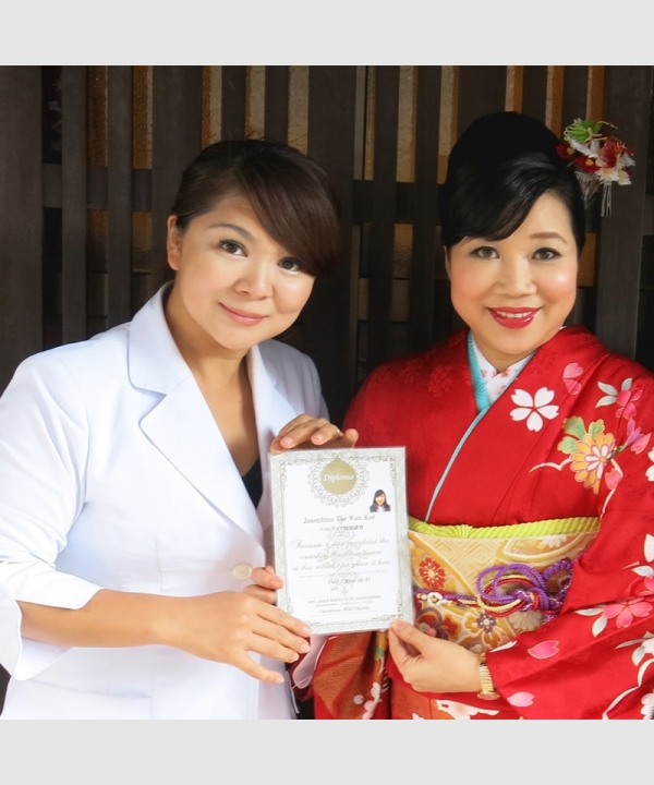 創辦人與穿紅色和服女士的證書合照