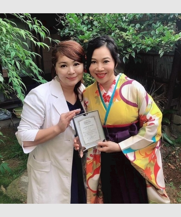 創辦人與木村美樹在庭園展示證書