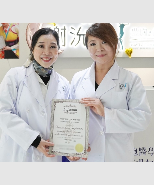 創辦人與木村美樹在店內展示Diploma證書