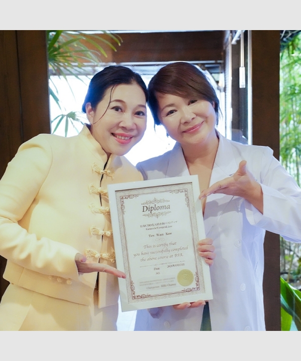 創辦人與穿黃色上衣女士展示Diploma證書